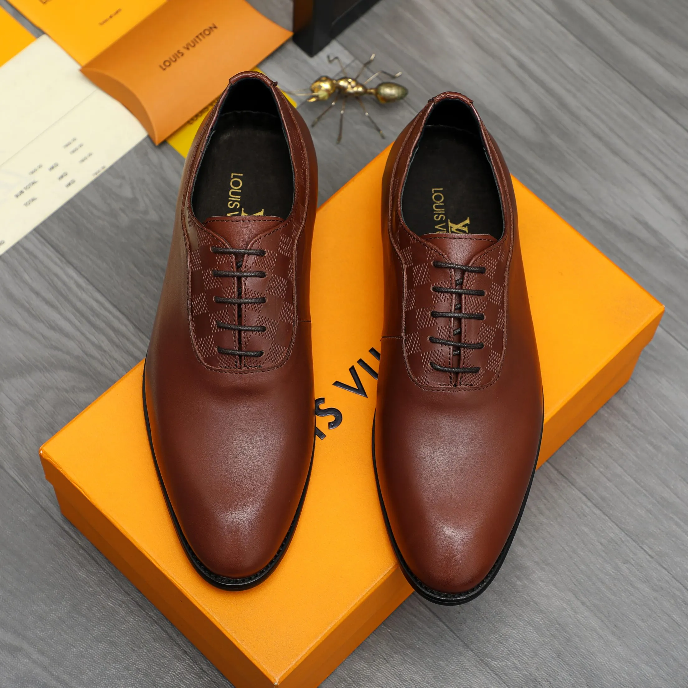 Men's shoes 💰p460 Product trademark: LV (Louis Vuitton) business lace-up leather shoes True size: 39-44 Product materials: Selected high-quality cowhide stitching classic embossed upper, cowhide lining, original rubber outsole